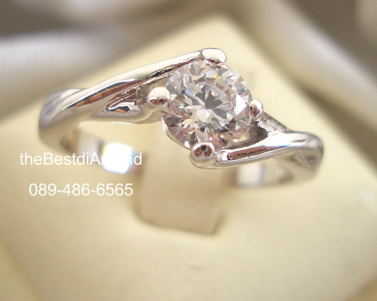 BR429RD+++แหวนเพชรเม็ดเดี่ยวขนาดกลาง ก้านไขว้+++เรียบ หรูหรา ดูดีมีระดับ ใส่ติดนิ้วได้เลย เพชรตรงกลางขนาด 40 สต(4.8 mm)เพชรวิ๊งๆเลยค่ะ