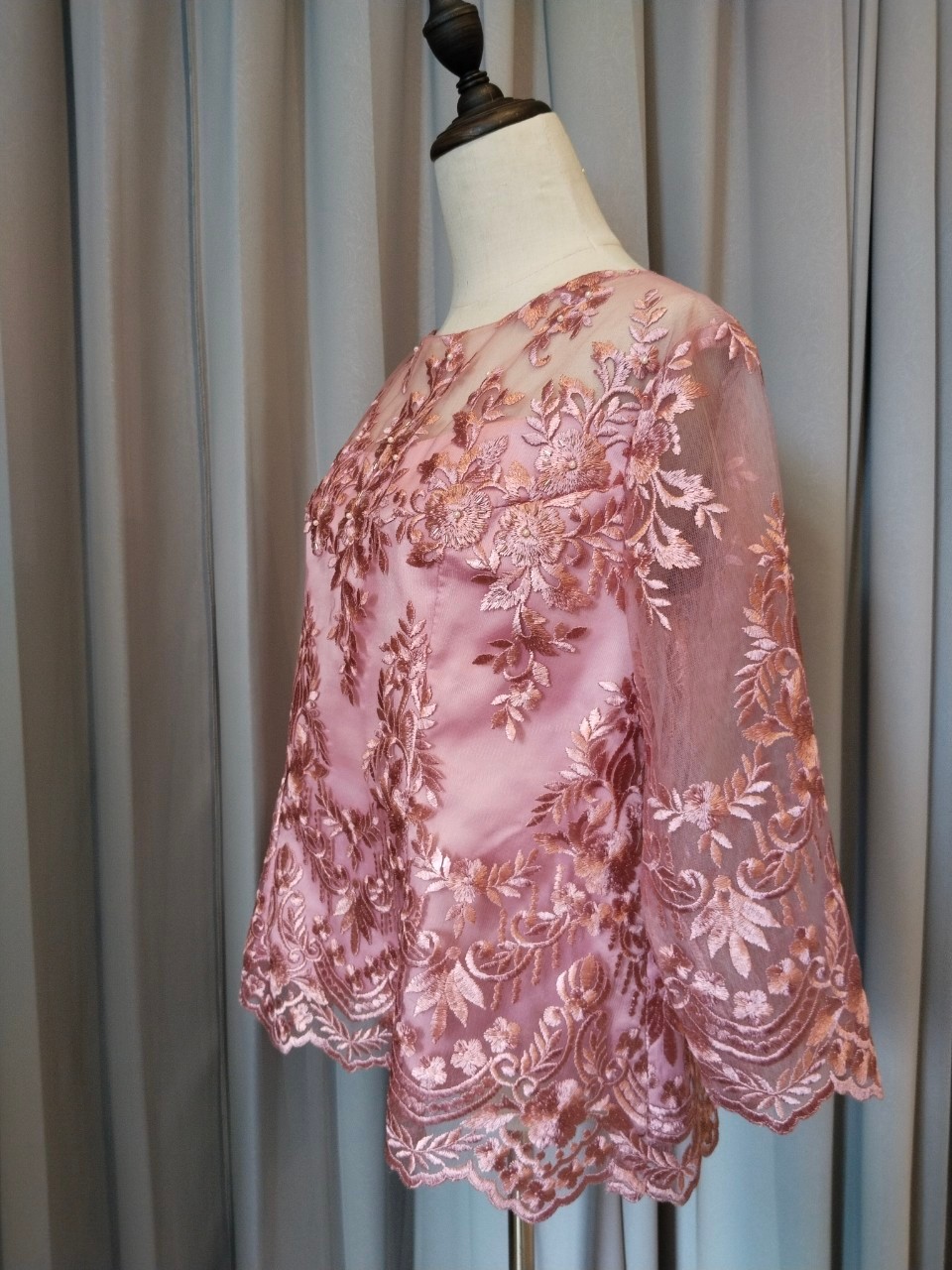 พร้อมเช่า เสื้อลูกไม้สีชมพูกลีบบัว แขนสี่ส่วน ซิปหลัง (เฉพาะเสื้อ)