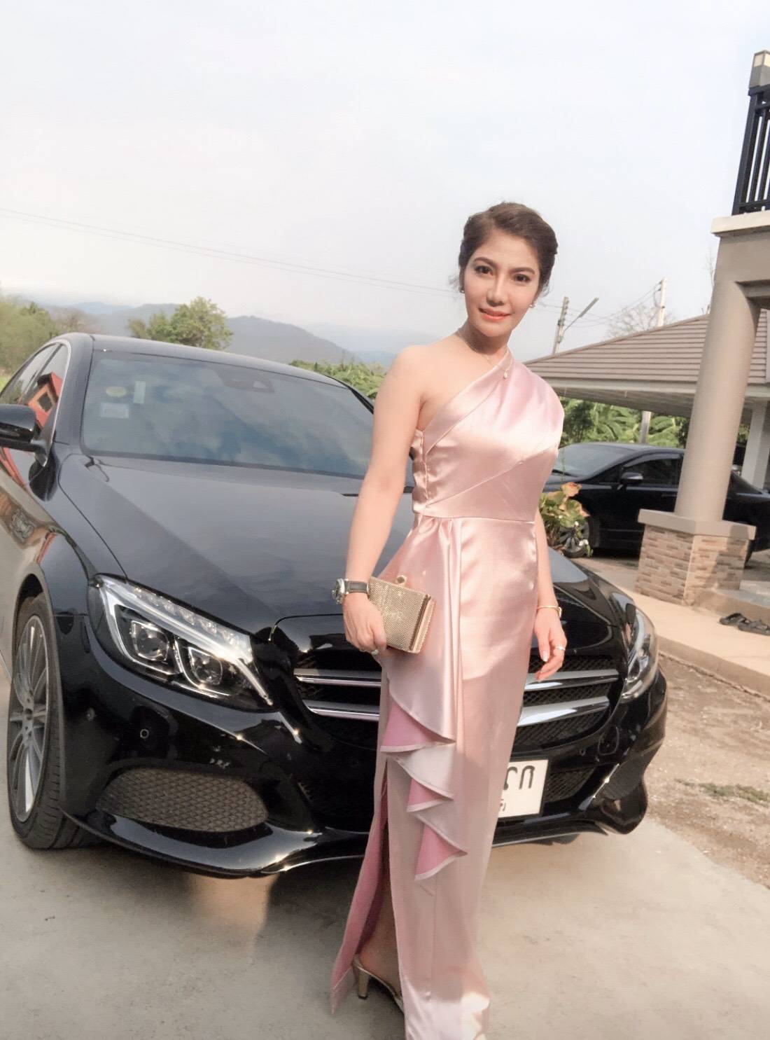 พร้อมเช่า ชุดเดรส เดรสไหล่เดียว ผ้าดัชเชส แพทเทิร์นเนียบ แต่งระบายสะโพก สีชมพูอมม่วง