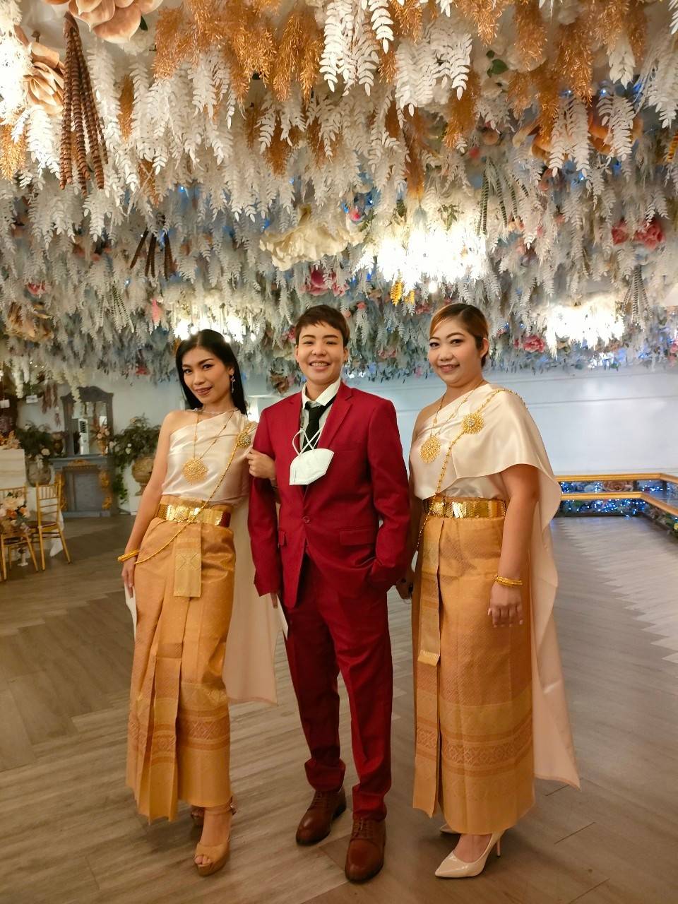 พร้อมเช่า ชุดสูทชาย สีไวน์แดง เข้ารูป พร้อมเสื้อกั๊ก