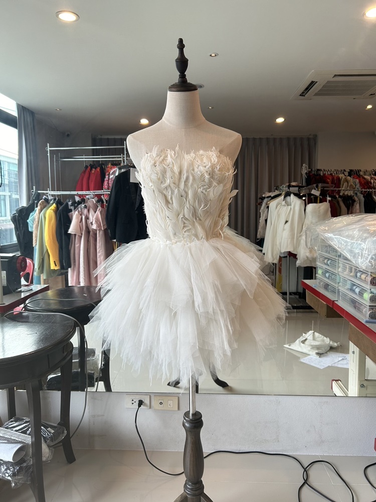 พร้อมเช่า ชุดแฟนซี ชุดราตรีสั้น สีขาว เกาะอก ขนนก กระโปรงระบายเป็นชั้น ๆ เชือกผูกหลัง