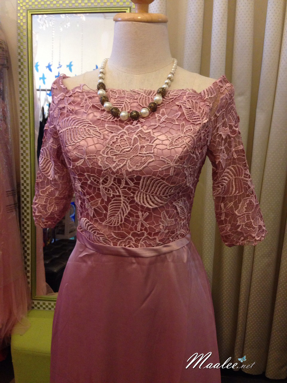 พร้อมเช่า ชุดราตรียาว แบบปาดไหล่ สีชมพูNude ผ้าซาติน แต่งลูกไม้ (เชือกผูกหลัง)