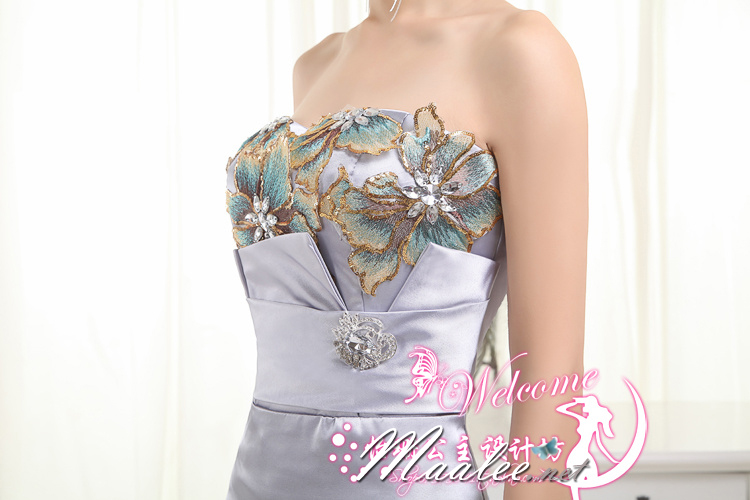 พร้อมเช่า ชุดราตรียาว สีเงิน เกาะอกลูกไม้ปัก ทรงหางปลา ผ้าซาติน