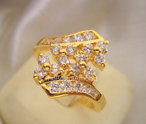 BR520+++แหวนหนีบ เพชรกระจุกตรงกลาง+++แบบสวยมากๆๆ ประกบด้วยเพชรแถว 2 แถววางเอียง ตรงกลางวางเพชร 3เม็ดเป็นกลุ่มๆ ดูทันสมัยมากๆ เพชรเล่นไฟวิ๊งๆมากเลยค่ะ