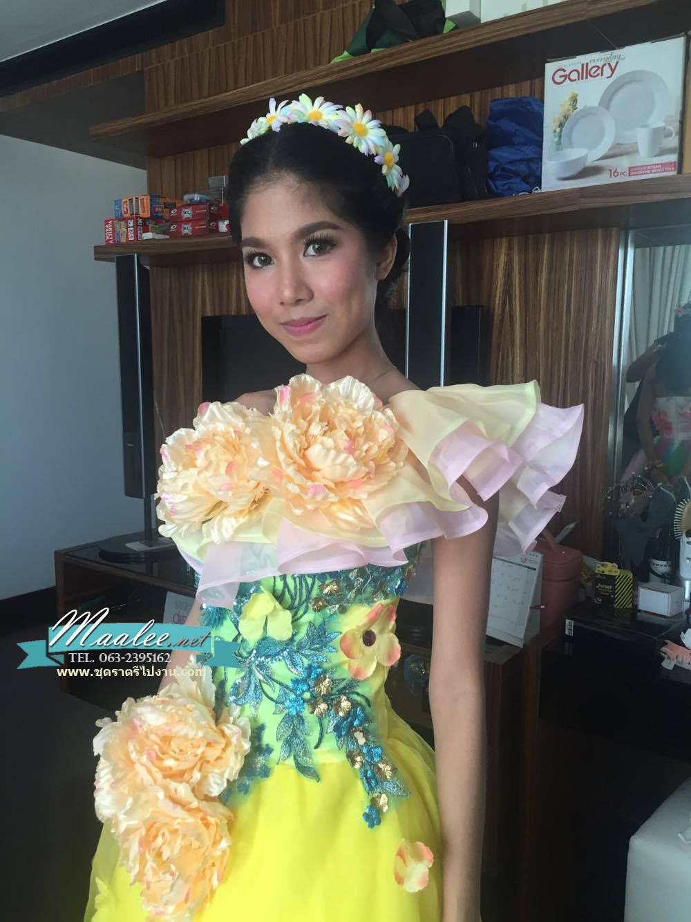 พร้อมเช่า ชุดแฟนซี ชุดราตรียาว สีเหลืองอ่อน ไหล่เฉียง แต่งระบายผ้าแก้ว และดอก Peony