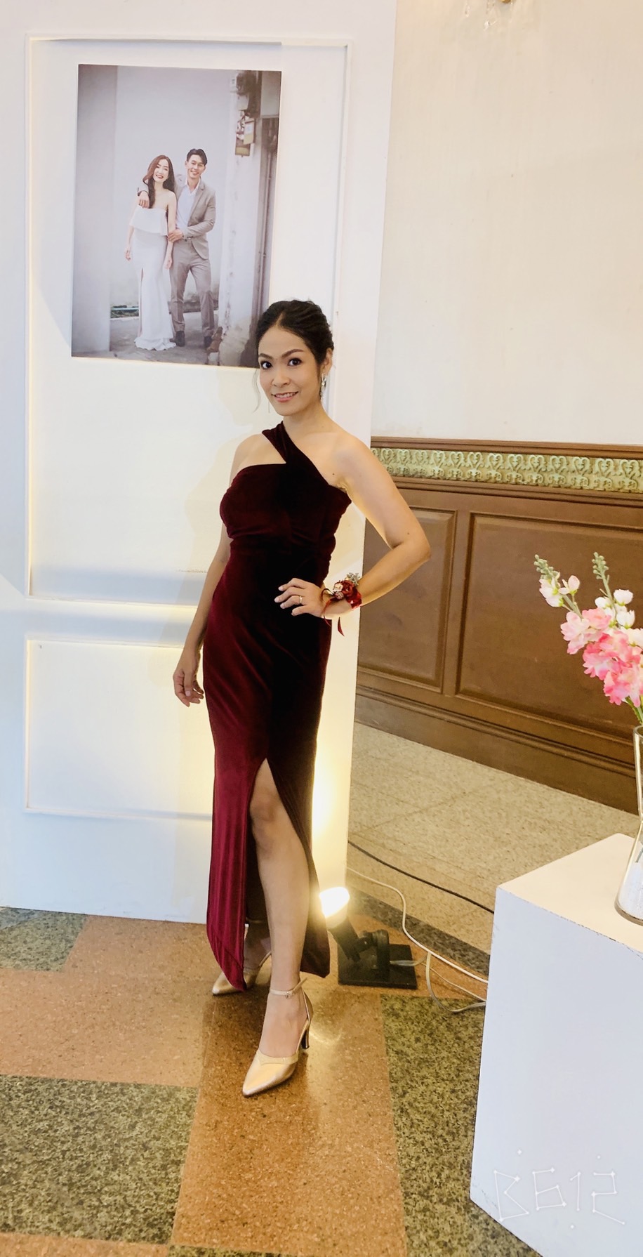 พร้อมเช่า ชุดเดรส เดรสเกาะอก ไหล่เดียว สีไวน์แดง เนื้อกำมะหยี่