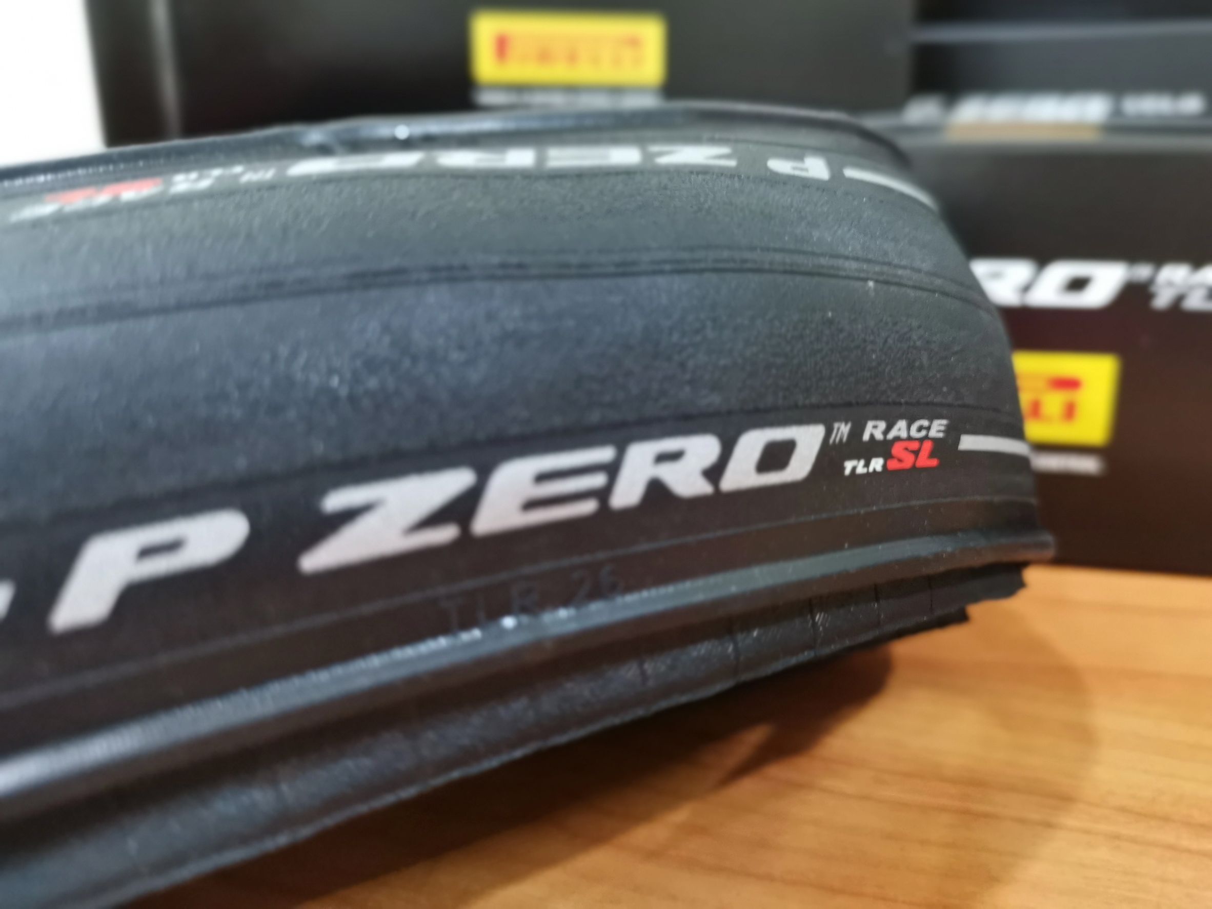 ยางนอกเสือหมอบ Pirelli P Zero Race TLR และ P Zero Race TLR SL (super light) 700X26 700X28