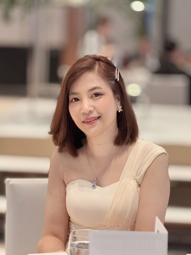 พร้อมส่ง ชุดราตรียาว เกาะอก ไหล่เดียว ผ้าชีฟองพลิ้วสวย คอ sweet heart แต่งเอวผ้าซาติน สีครีม