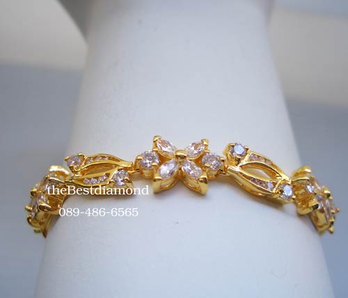 BC015===สร้อยข้อมือเพชร 3 flowers=== ดีไซน์น่ารักๆ เป็นรูปดอกไม้ 3 ดอก ที่ออกแบบได้ลงตัว งานเหมือนจริงสุดๆ ไม่เวอร์มาก หรูหราพอสมควร เพชรสวยมากค่ะ