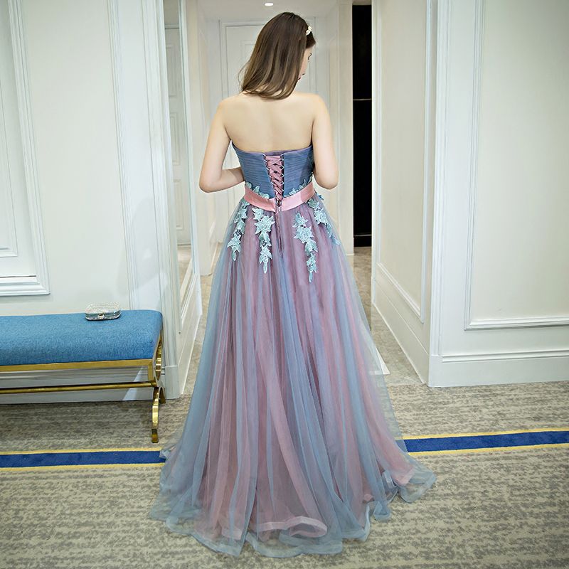 พร้อมเช่า ชุดราตรียาว แบบไหล่ปาด สีเทา-ชมพู Two Tone สไตล์เจ้าหญิง สวยหวานน่ารักมาก เนื้อผ้าตาข่าย แต่งโบว์และลูกไม้ช่วงเอว (เชือกผูกหลัง)