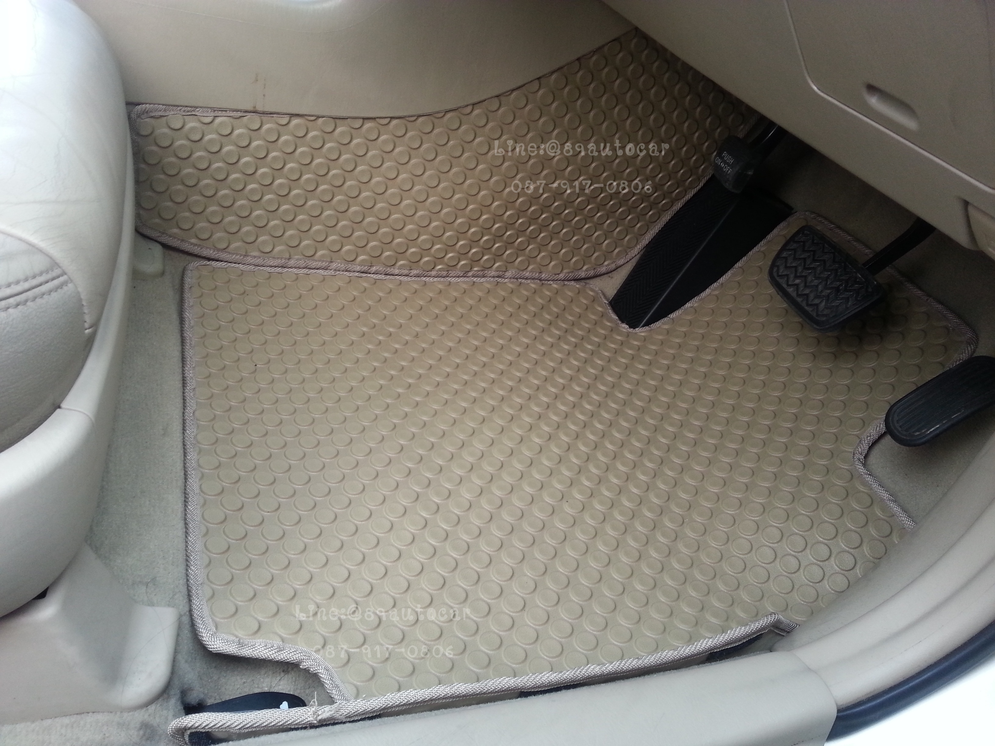 ผ้ายางปูพื้นรถยนต์ Toyota Camry ตาเหยี่ยว กระดุมสีครีมขอบครีม