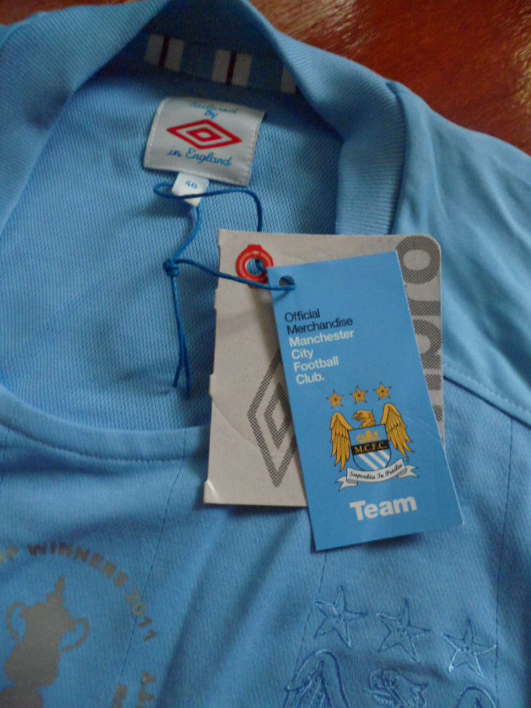 เสื้อฟุตบอล ทีมสโมสรแมนเชสเตอร์ ซิตี้ ชุดพิเศษ FA Cup Winners 2011 Tonal Special Edition ใหม่ M (40)-Size / MANCHESTER CITY Football Shirt Special Kit FA Cup Winners 2011 Tonal Special Edition Jersey NEW M (40)-Size