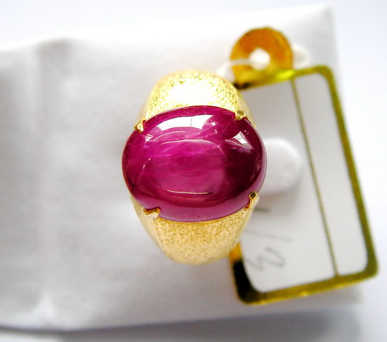 ทับทิมพ ม่า Ruby Burma ติด Starบางๆ เนื้อแก้ว สีแดง เลือดนกอมชมพู มีติดลายในเนื้อ ขนาด 12.82x10.37x4.85 mm. นน.6.83 ct.