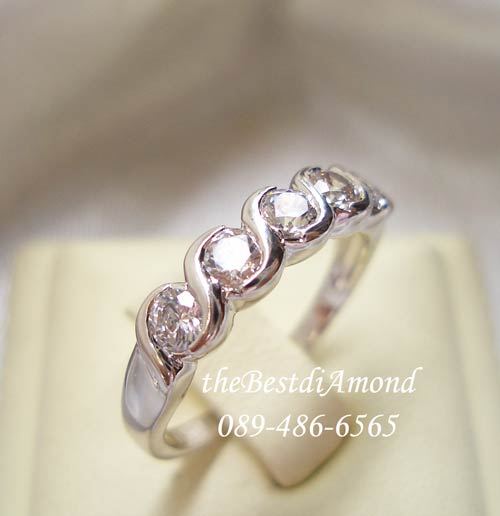 BR962RD+++แหวนเกลียวล็อค 5 เม็ด+++แหวนแถวงามๆอีกแบบ โชว์เพชรขนาด 12 ตัง จำนวน 5 เม็ด แวววาวมากๆๆ ใส่ติดนิ้วได้ทุกโอกาส