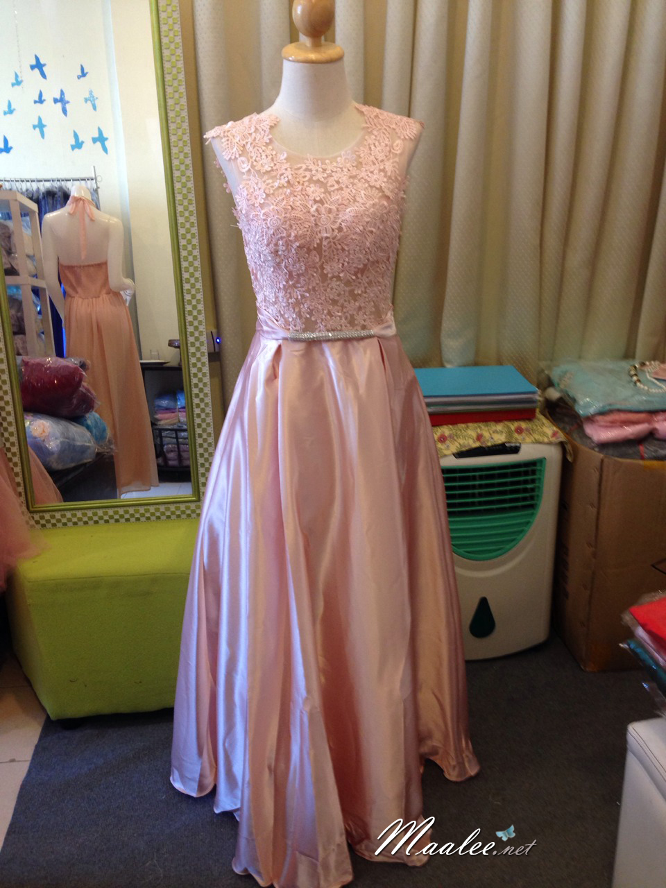 พร้อมเช่า ชุดราตรียาว แขนกุด สีเขียว อกแต่งลูกไม้ กรโปรงเนื้อผ้ามัน คาดเอวคริสตัล เซ็กซี่ผ้าหลัง เพิ่มเข็มกลัดโบว์ช่วงหลัง