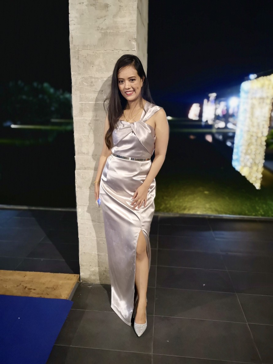 พร้อมเช่า ชุดเดรส เดรสไหล่เดียว ผ้าดัชเชส ไหล่จับเดรป ผ่าหน้าขา สีเทา