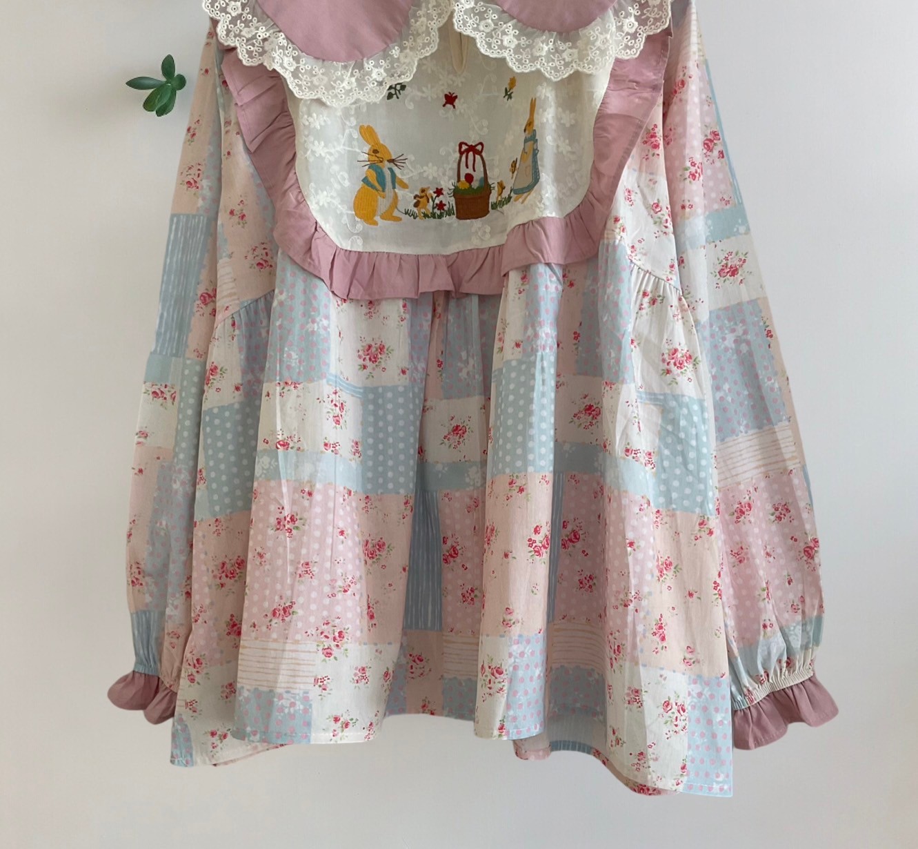 เสื้อคอบัวแต่งผ้าลูกไม้ลายปัก