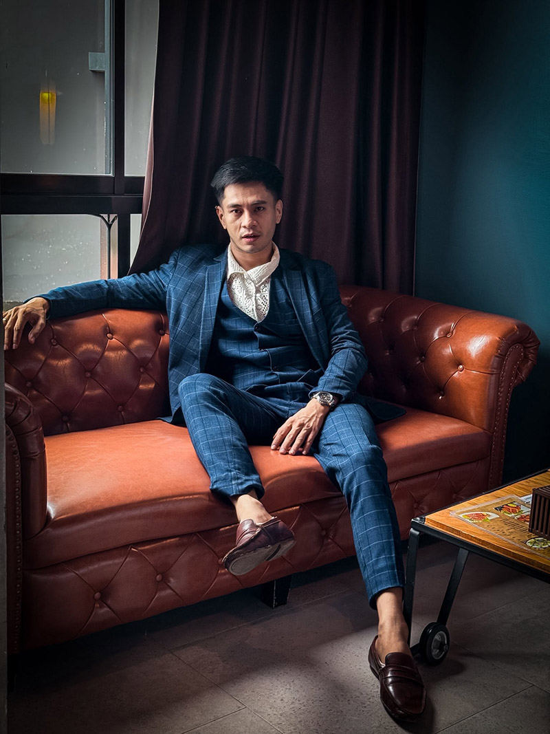 พร้อมเช่า ชุดสูทชาย สีกรมท่า ลายตาราง ทรงเข้ารูป Slim-cut พร้อมเสื้อกั๊ก