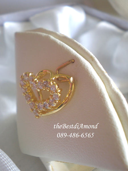BP908+++จี้หัวใจสองดวง+++จี้เก๋ๆน่ารักๆ ดีไซน์เก๋มากๆ เป็นหัวใจซ้อนกัน 2 ดวง โดยด้านล่างเป็นหัวใจโปร่งสีทอง ทับด้วยหัวใจฝังเพชรด้านบน เพชรวิ๊งๆเลยค่ะ