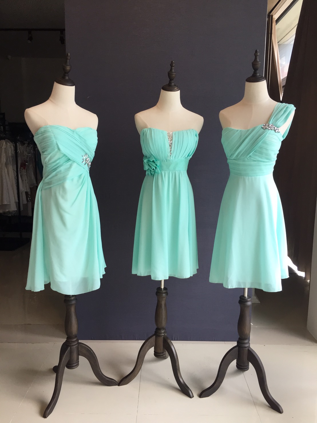 พร้อมส่ง ชุดราตรีสั้น ชุดเพื่อนเจ้าสาว สีเขียวมิ้นต์ ผ้าชีฟอง แบบ C เกาะอก จับจีบช่วงอก เอวแต่งคริสตัล (เชือกผูกด้านหลัง)