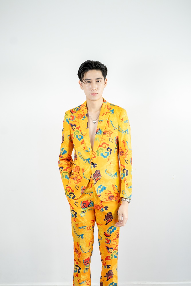 พร้อมเช่า ชุดสูทจีนชาย สีเหลืองทอง พิมพ์ลายกราฟฟิก สไตล์จีน *ไม่มีเสื้อกั๊ก*