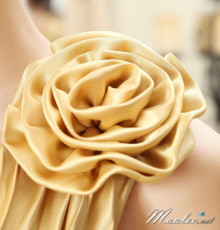 พร้อมส่ง ชุดราตรียาว ไหล่เฉียง สีครีม กระโปรงอัดพลีทพลิ้วสวย แต่งแถบคริสตัลช่วงเอว