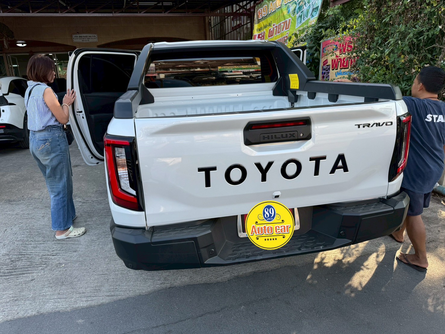 พรมรถกระบะ Toyota Travo 4 ประตู ปูพรม7D VVIP สีดำด้ายแดง เสริมไวนิลดักฝุ่นสีเทาเข้ม