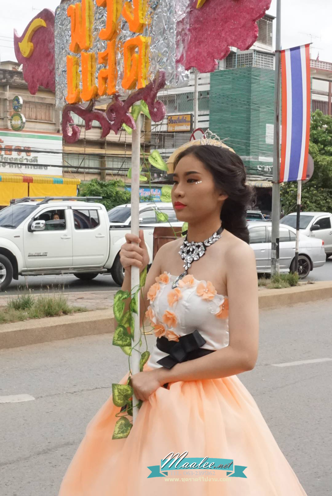 พร้อมเช่า ชุดแฟนซี ชุดราตรี เกาะอก สีส้ม ขาว แต่งดอกไม้ ผ่า V โปร่งกลางอก