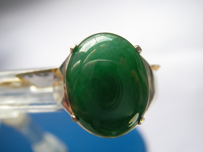 หยกพม่า jadeite หรือ jade เนื้อเทียนสีเขียวแปร สวย ๆ จริงๆ ๆ ๆ เม็ดงาม ขนาด 12.16x15.69x4.0 mm. นน. 6.25 ct. ราคาโทรถาม