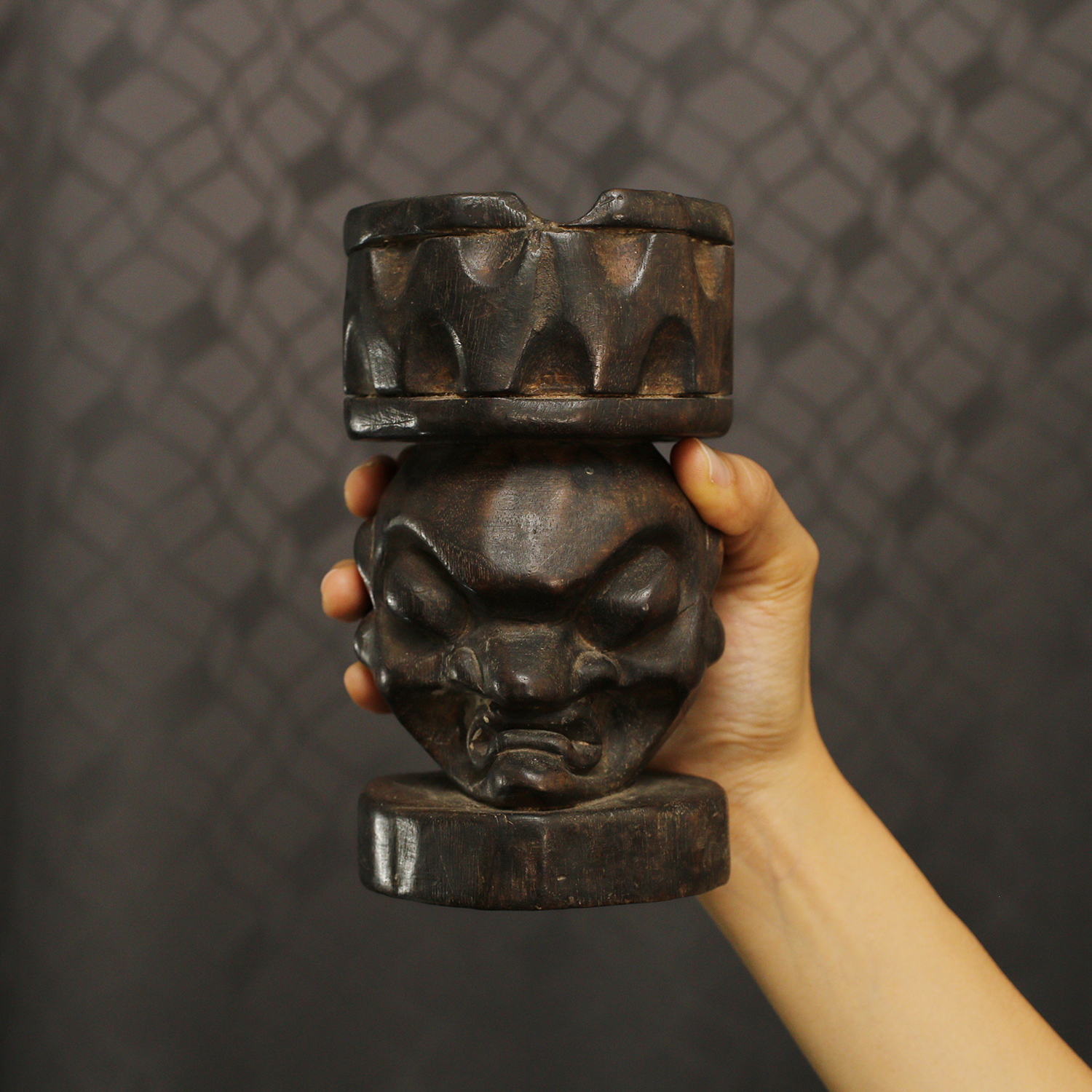 งานไม้แกะสลัก รูปหน้าคน ที่เขี่ยบุหรี่ ตั้งโชว์ สภาพเก่า สภาพดี