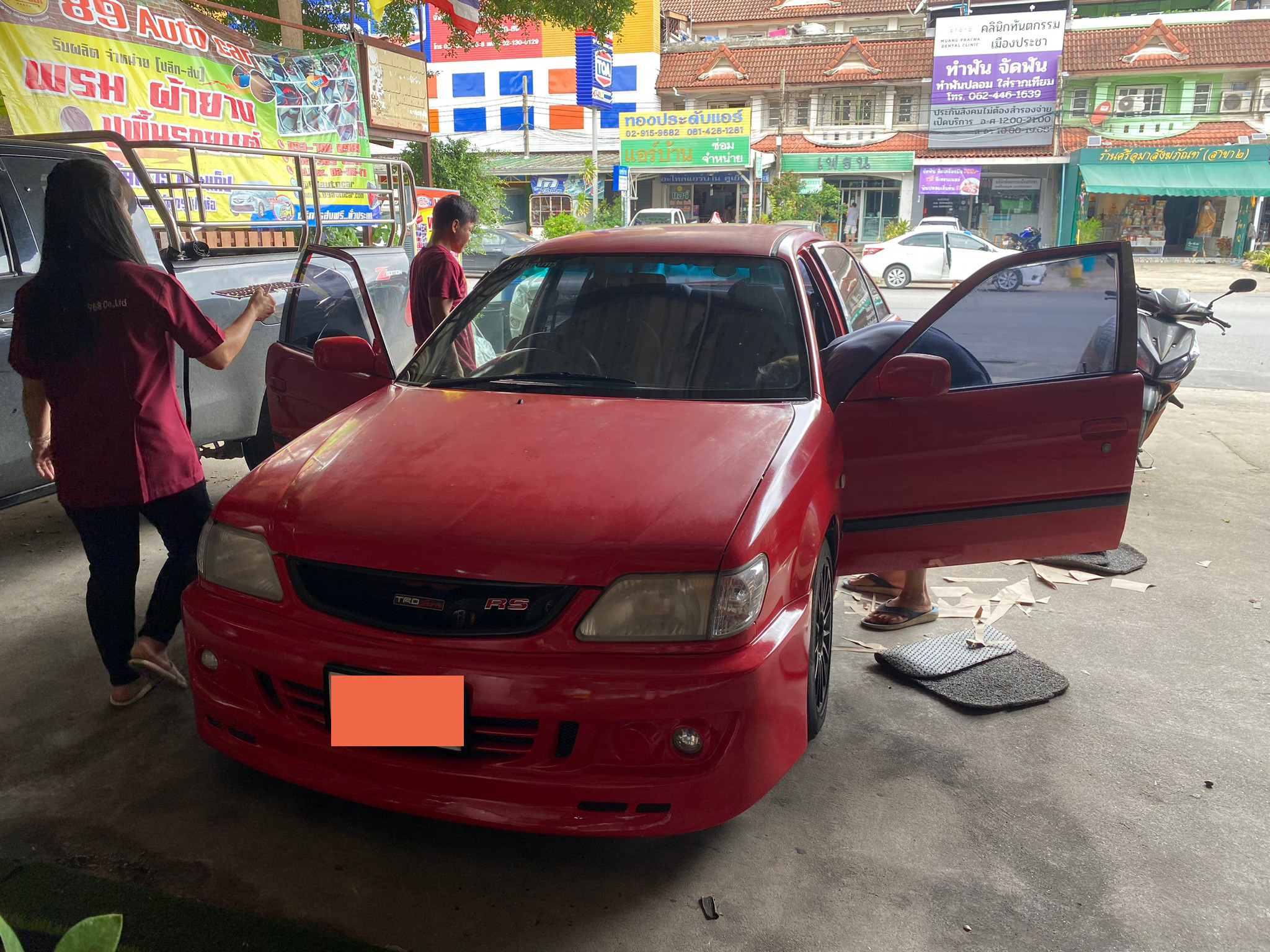 วัดแบบ สั่งตัด พร้อมติดตั้ง พรมรถยนต์ toyota Soluna มุมส้ม ปูพรม6D สีดำด้ายแดง