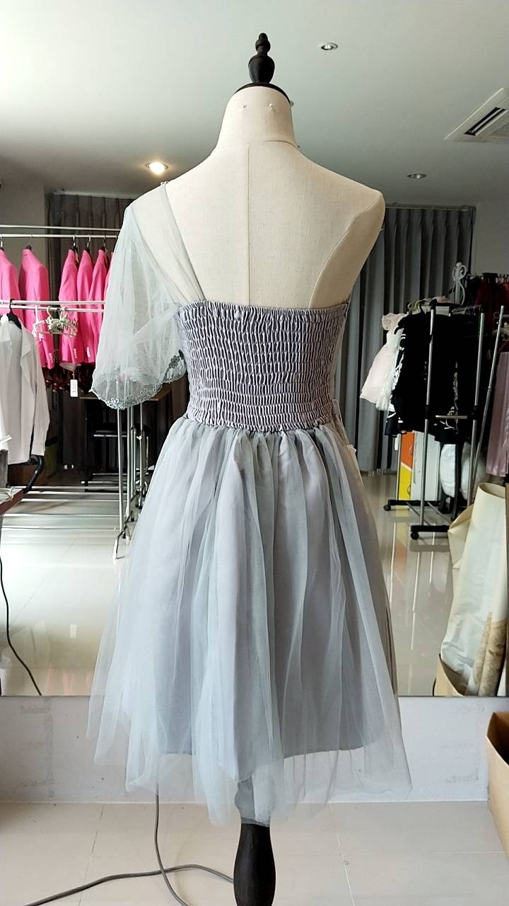 พร้อมส่ง ชุดราตรีสั้น เพื่อนเจ้าสาว กระโปรงตาข่าย สีเทาแบบ B ไหล่เฉียง อกแต่งลูกไม้ พร้อมโบว์คาดเอว (จับสม๊อกด้านหลัง)