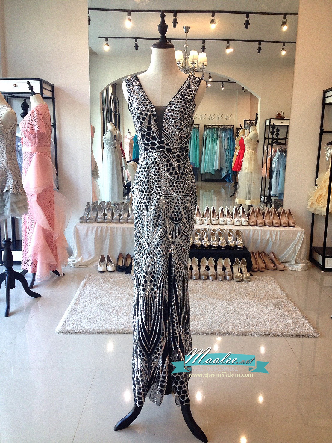 พร้อมเช่า ชุดราตรียาว ชุดออกงานกลางคืน งานพรอม แบบแขนกุด สีดำปักเลื่อมทั้งชุด หรูหรา Sexy แหวกหน้าขา โชว์หลัง