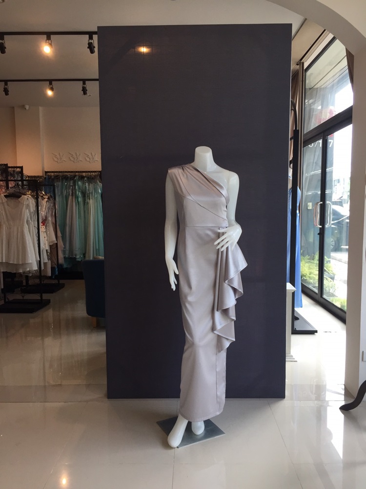 พร้อมเช่า ชุดเดรส เดรสไหล่เดียว ผ้าดัชเชส แพทเทิร์นเนียบ แต่งระบายสะโพก สีเทา