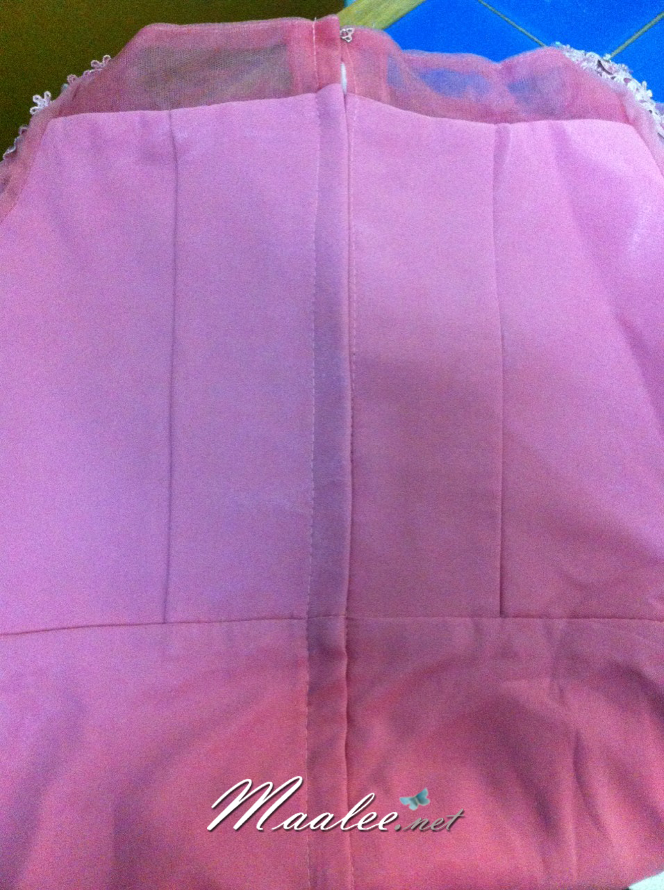 พร้อมเช่า ชุดราตรียาว แบบปาดไหล่/แขนยาว สีชมพู แต่งลูกไม้ปักเลื่อมลายใบไม้ ผ้าชีฟอง ซิปหลัง (ดูสีจริงได้ข้างล่าง)