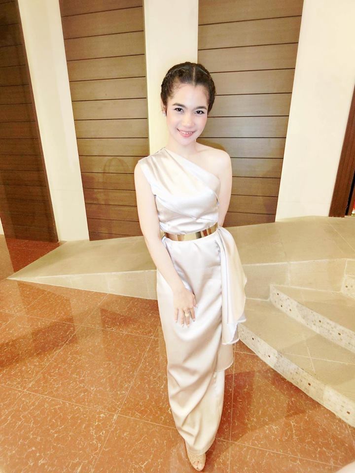 พร้อมเช่า ชุดเดรส เดรสไหล่เดียว ผ้าดัชเชส แพทเทิร์นเนียบ แต่งระบายสะโพก สีเทา