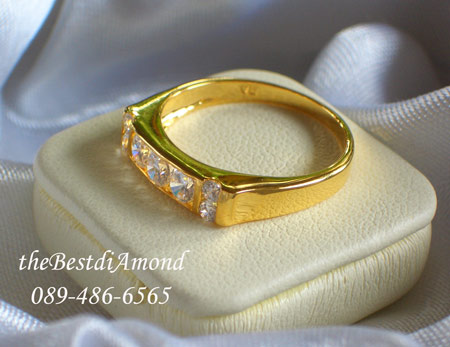 BR039+++แหวนแถวแบบมีเพชรข้าง+++ ใช้เพชรกลมฝังแบบหนีบ หรูหราพอสมควร หน้าตัดตรง สวยๆเรียบๆ สำหรับคนที่ไม่ชอบฝังแบบหนามเตย งานเรียบร้อยเพชรเหมือนจริงมาก