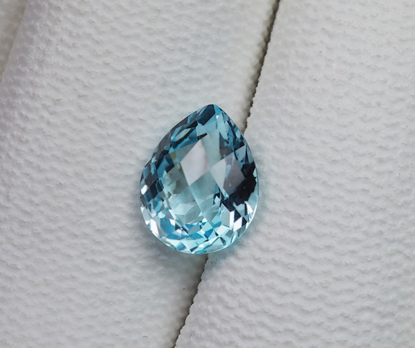 โทปาสสีฟ้า (Topaz) 3.42 กะรัต AAA เจียรลายตาข่าย