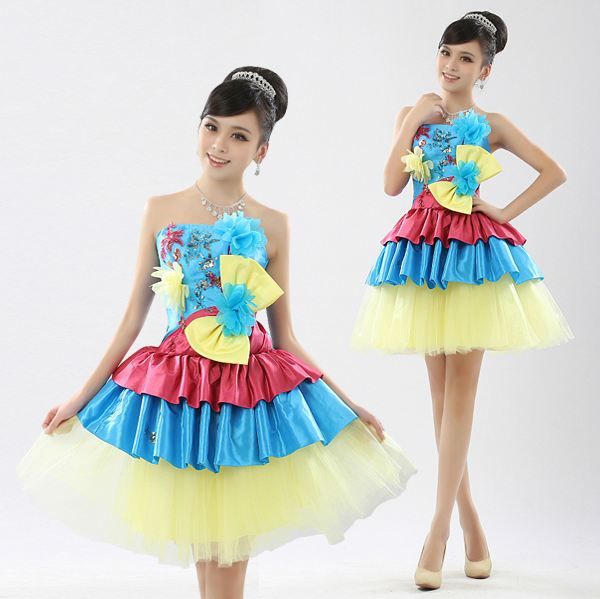 พร้อมเช่า ชุดแฟนซี ชุดราตรีสั้น เกาะอกกระโปรงระบาย สีหวาน แต่งดอกไม้และโบว์ที่เอว