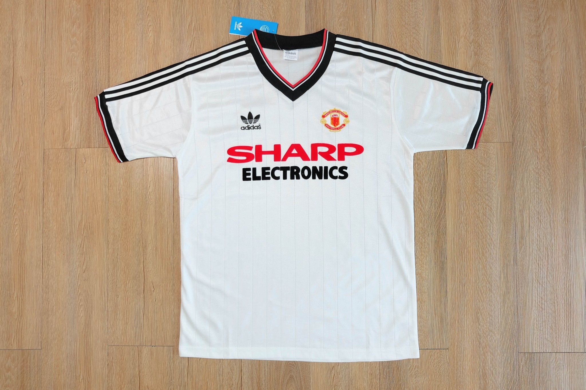 Manchester United 1982/83 Away Vintage Jersey เสื้อฟุตบอลแมนยูย้อนยุค เยือน Sharp Eletronics
