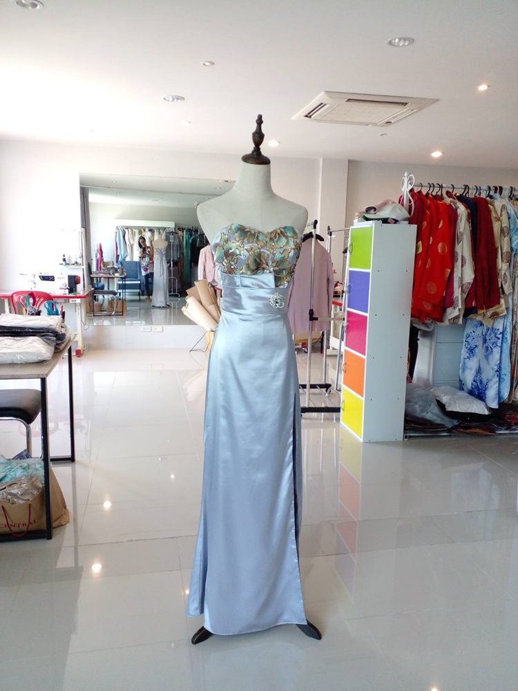 พร้อมเช่า ชุดราตรียาว สีเงิน เกาะอกลูกไม้ปัก ทรงหางปลา ผ้าซาติน