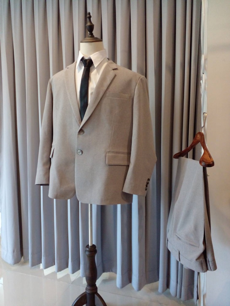 พร้อมเช่า ชุดสูทชาย สีเทาอมน้ำตาล รุ่นใหญ่พลัสไซส์ 2 กระดุม