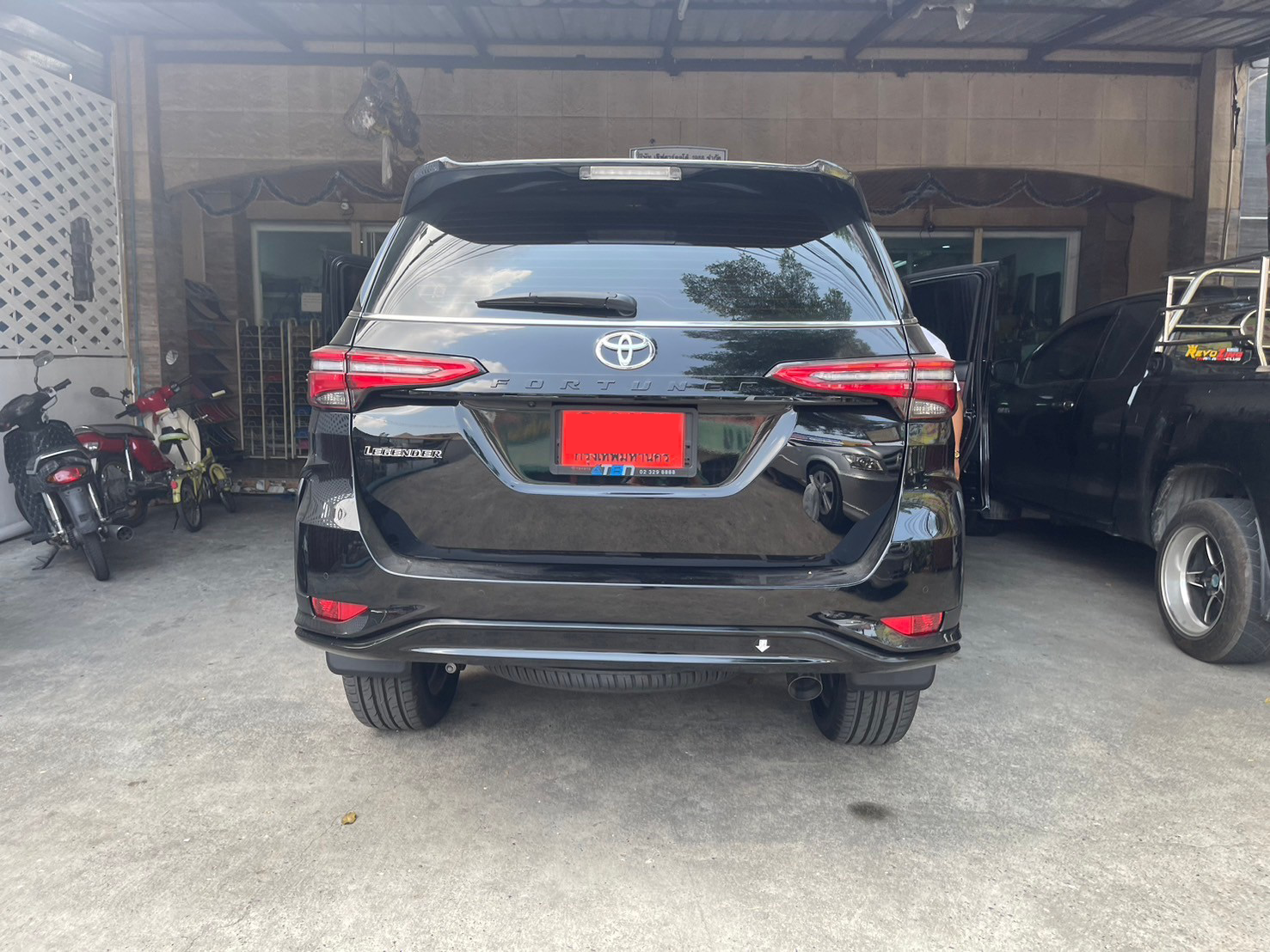 Toyota Fortuner (โตโยต้า ฟอจูนเนอร์) 2015-2024 ปูพรมVVIP สีเขียวด้ายทอง เสริมพรมดักฝุ่นสีครีม