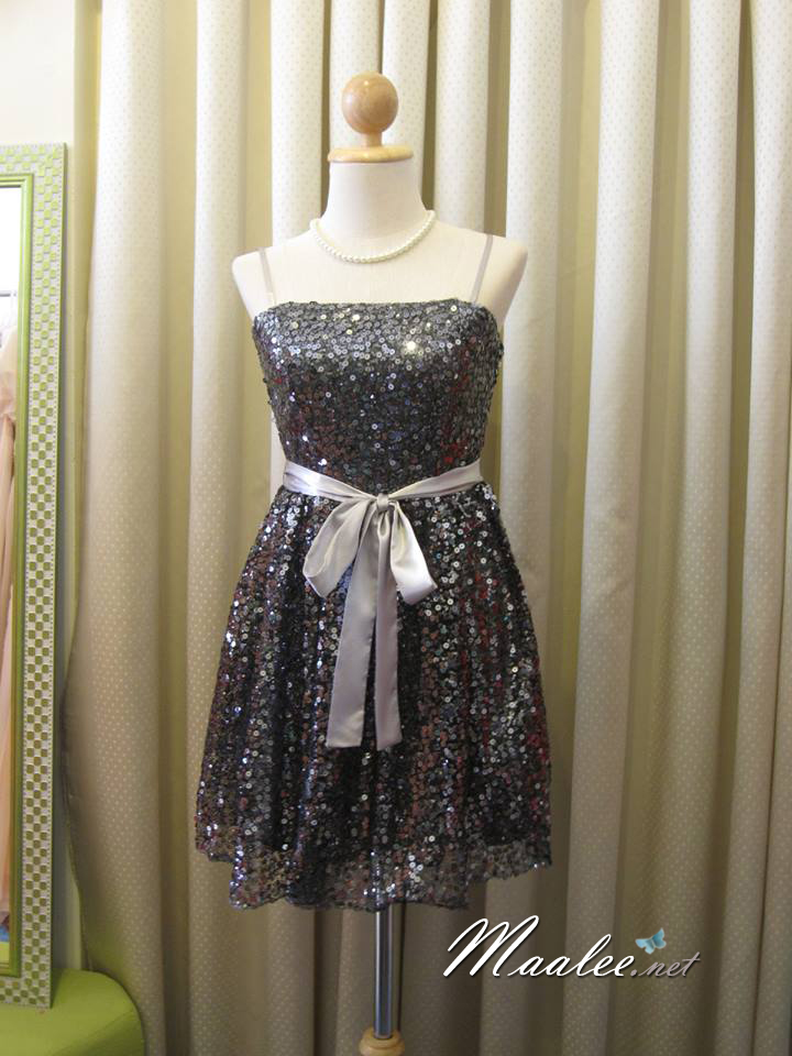 พร้อมส่ง ชุดราตรีสั้น เกาะอก/สายเดี่ยว สีดำ ปักเลื่อมทั้งตัว คาดโบว์สีเทา (ใส่ได้2แบบ )