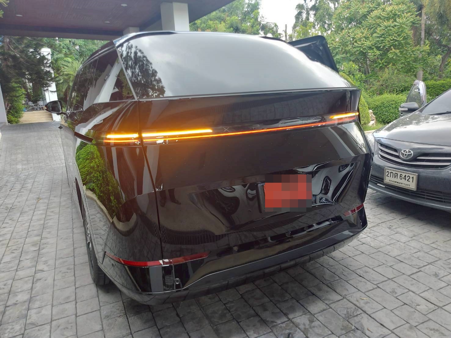 ผ้ายางปูพื้นรถยนต์ Xpeng X9 ปูกระดุมเล็ก PVC สีเทา