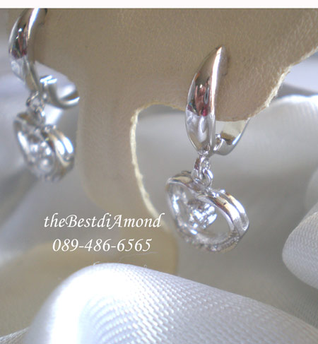 BE429RD+++ต่างหูตุ้งติ้งรูปหัวใจโปร่ง+++น่ารัก เก๋ไก๋มากๆ ด้านบนเป็นห่วงแบบเรียบๆ มีหัวใจโปร่งๆ ฝังเพชรครึ่งเดียวเป็นส่วนตุ้งติ้ง ดีไซน์น่ารักมากๆๆๆ