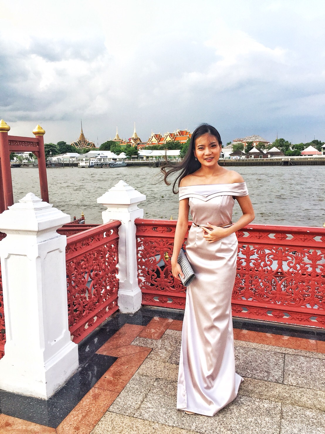 พร้อมเช่า ชุดเดรส ไหล่ปาดเว้าหัวใจ ผ่าข้าง ผ้าดัชเชส สีเทา