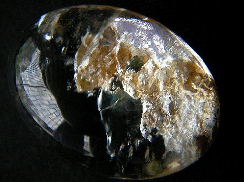 QU0010 QUARTZ น่าจัดอยู่ในสามกษัตริย์มังคละ มีเป็กทองคละด้านใน พบรอยรานใต้ก้นแก้ว ขนาดเม็ดแก้ว 20.61x27.85x14.92 mm. นน. 58.48 ct. ขายแล้ว