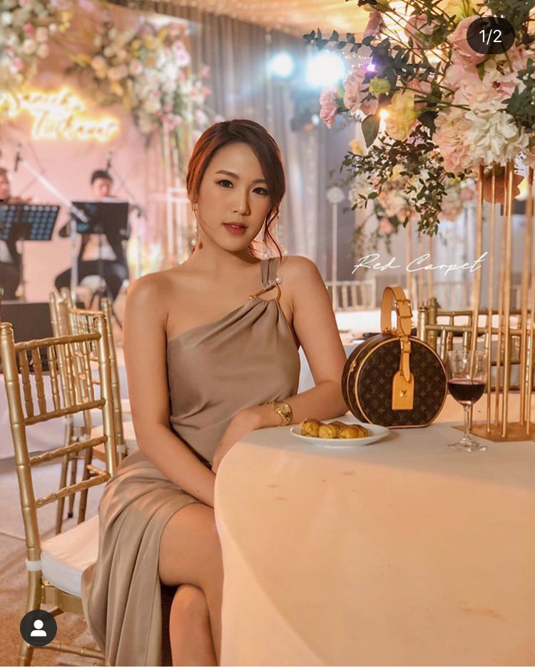 พร้อมเช่า ชุดราตรียาว ชุดเดรส ไหล่เฉียง จับเดรปหน้า สีน้ำเงิน สีกรมท่า