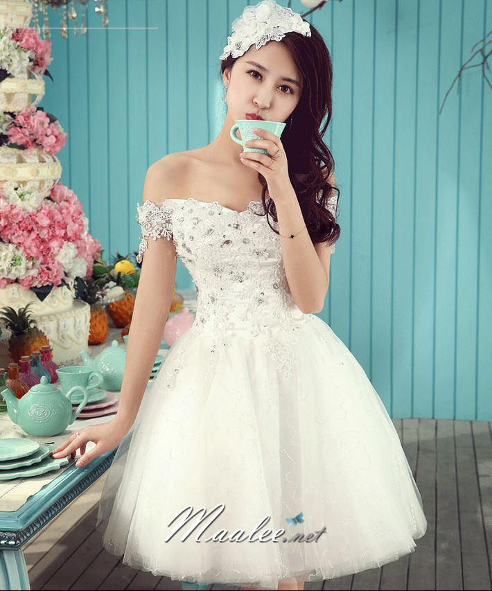 พร้อมเช่า ชุดราตรีสั้น แบบปาดไหล่ แต่งผ้าโปร่งปักดิ้นเงิน อกแต่งลายลูกไม้พร้อมปักเลื่อมหรู สีขาว (เชือกผูกหลัง)